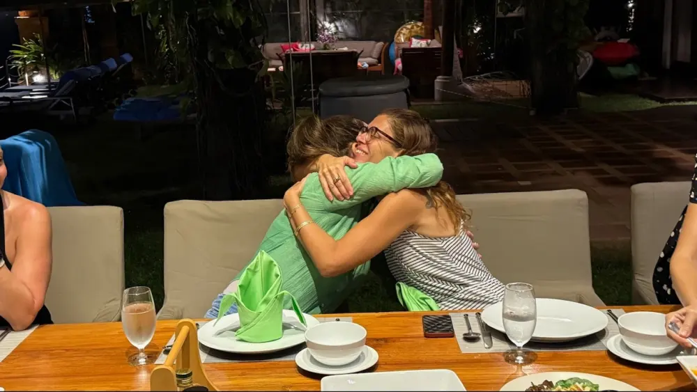 חיבוק בארוחת ערב