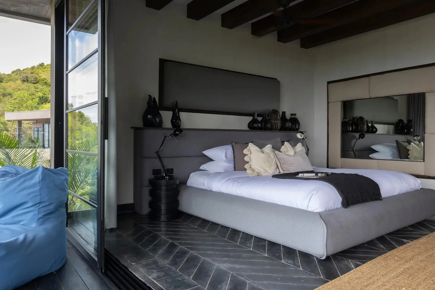 Suite opening to the jungle